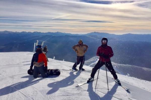 澳门金沙app下载，在白面山休闲滑雪